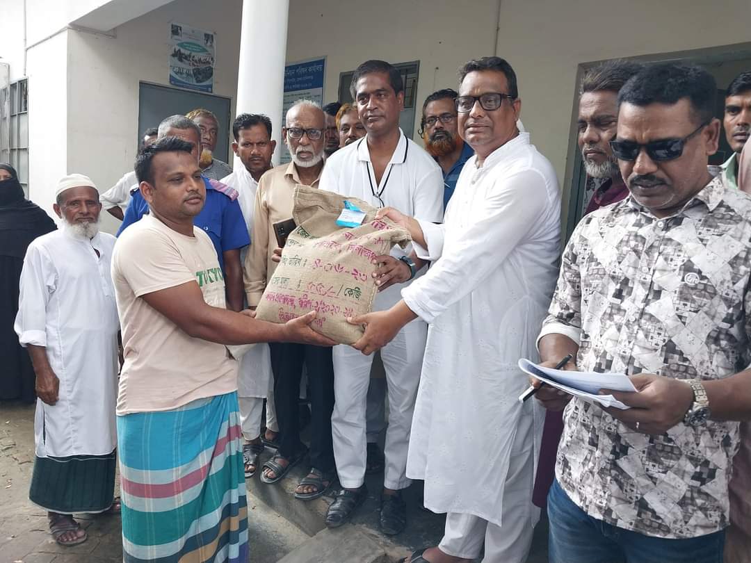 কৃষকদের মাঝে পাটের বীজ ও সার বিতরণ।