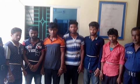 গত ১১/০৫/২০১৮ ইং তারিখ রাত ০৩.১৫ ঘটিকায় দাসের হাট পুলিশ ফাঁড়ির ইনচার্জ পুলিশ পরিদর্শক, জনাব মোঃ মফিজ উদ্দিন সংবাদ পান যে, কুশাখালী ইউপির লোক্কার দোকান এলাকায় ডাকাতির অনুষ্ঠানের উদ্দেশ্যে সমবেত হইয়া ডাকাতির প্রস্তুতি গ্রহণ করিতেছে, উক্ত সংবাদের সত্যতা যাচাইয়ের জন্য সঙ্গীয় অফিসার ফোর্সসহ ঘটনাস্থলে পৌছিয়া ডাকাতদের ধাওয়া করিলে ডাকাত দল একটি পিকআপে করে চরশাহী রামপুর গ্রামের বিন্দু বাড়ীর সামনে পৌছিলে চন্দ্রগঞ্জ থানার এসআই/শাহজালাল ও সঙ্গীয় ফোর্সের সহায়তায় নোয়াখালী জেলার চরমটুয়ার রাজু, ফরিদপুর জেলার আবুল হাসেম, মুন্সীগঞ্জ জেলার মোঃ আমির ও মোঃ লিমন, নোয়াখালী বেগমগঞ্জ এর রুবেল এবং ভোলা জেলার খলিলদেরকে এবং তাহাদের দখল হইতে ১টি লোহার রড, ২টি সাবল, ১টি লোহা কাটার কেচি, ১টি লোহার তালা কাটার কেচি, ৩টি ষ্টীলের তালা,১টি লোহার পাত, ১টি ছোরা এবং তাহাদের ব্যবহৃত ১টি পিকআপ রেজিঃ নং-ঢাকা মেট্রো-ঠ-১১-০৩৩৮ উদ্ধার করিয়া আসামীদেরকে হেফাজতে নেন। অফিসার ইনচার্জ, চন্দ্রগঞ্জ থানা সাহেব ডাকাতির প্রস্তুতি মামলা রুজু করিয়া আসামীদেরকে বিজ্ঞ আদালতে সোপর্দ করেন।