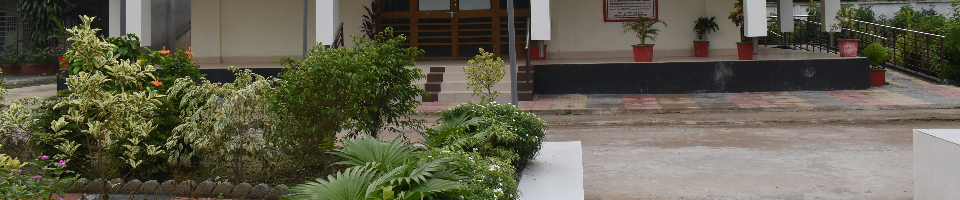 হলরুমের সামনে