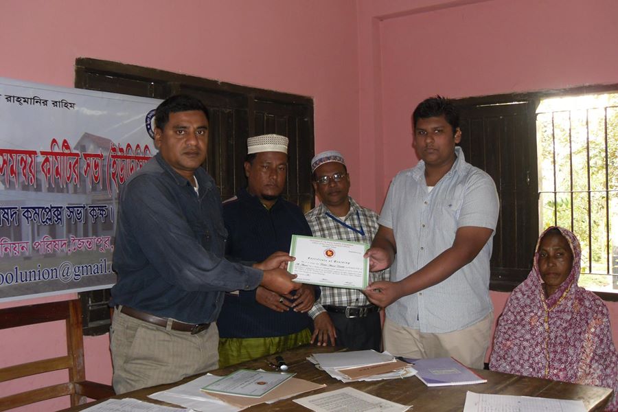 চিকনাগুল ইউআইএসসি’র ২য় ব্যাচের কম্পিউটার প্রশিক্ষনার্থীদের সনদপত্র বিতরণ করেন ইউনিয়ন পরিষদ চেয়ারম্যান জনাব আবু জাকারিয়া মোঃ আব্দ