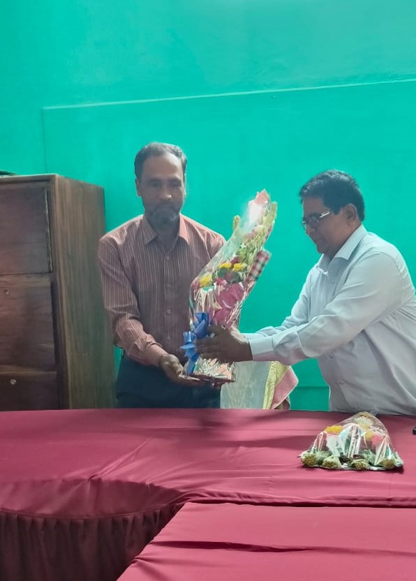 অধ্যক্ষ স্যারকে শুভেচ্চা জানাচ্ছেন ভারপ্রাপ্ত অধ্যক্ষ আব্দুল মান্নান সবুজ স্যার.