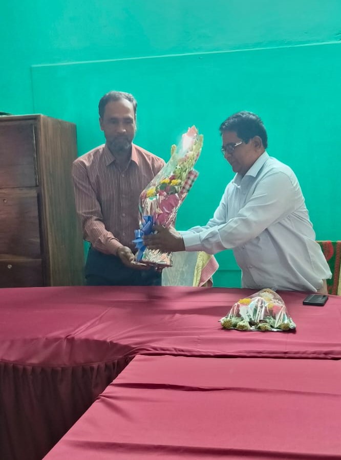 অধ্যক্ষ স্যারকে শুভেচ্চা জানাচ্ছেন ভারপ্রাপ্ত অধ্যক্ষ আব্দুল মান্নান সবুজ স্যার.-১