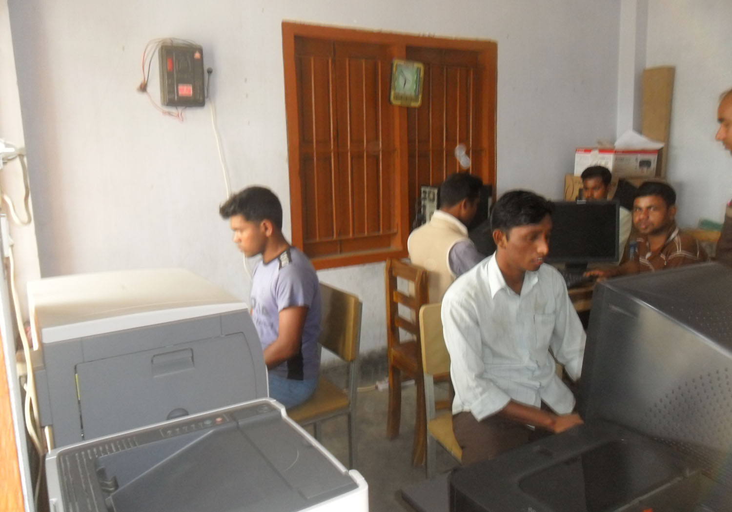 সেবাকেন্দ্রের ভেতরের চিত্র