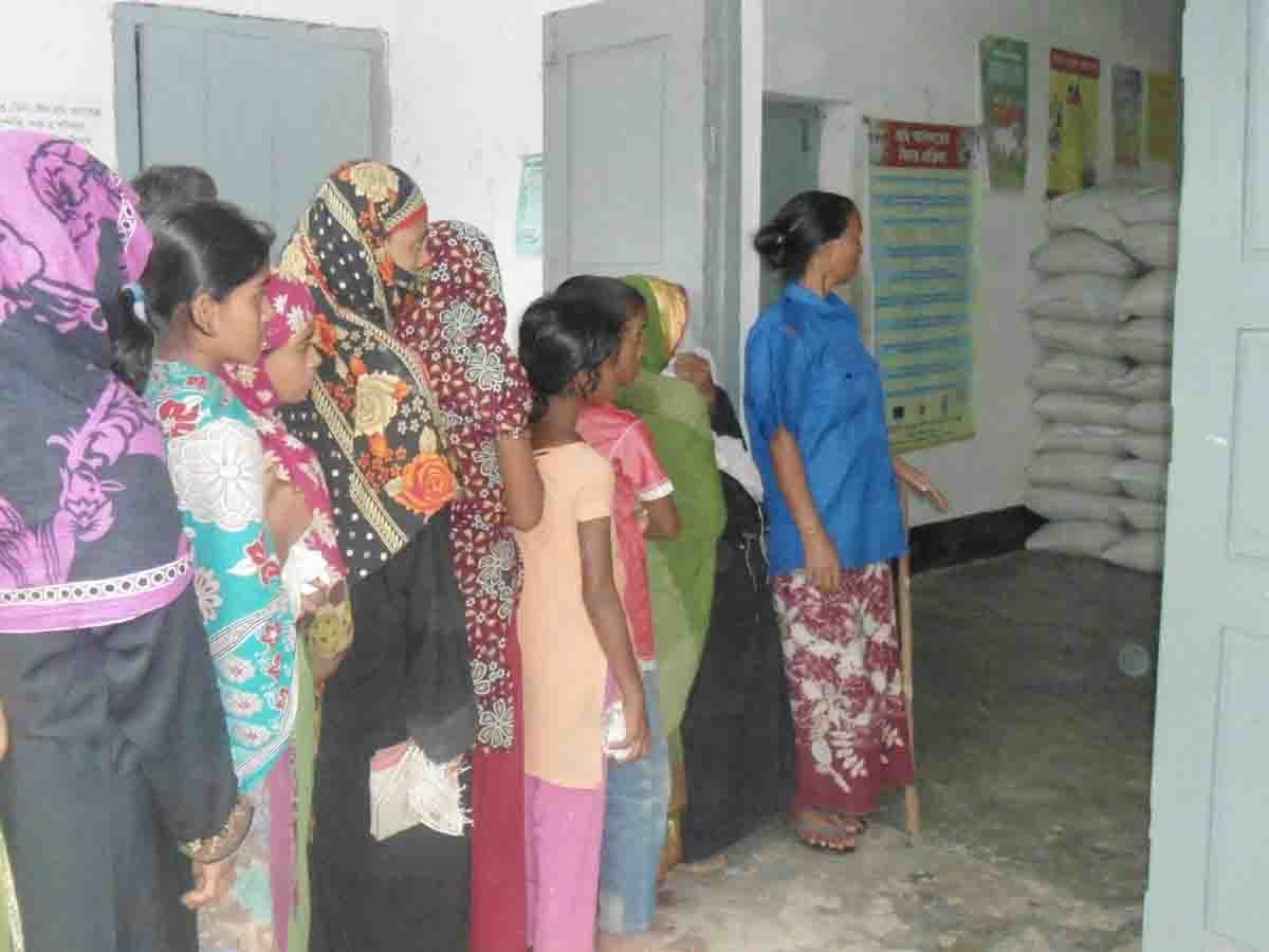 ভিজিএফ চাল বিতরন করছেন জনাবা কানিজ ফাতেমা মোস্তাক