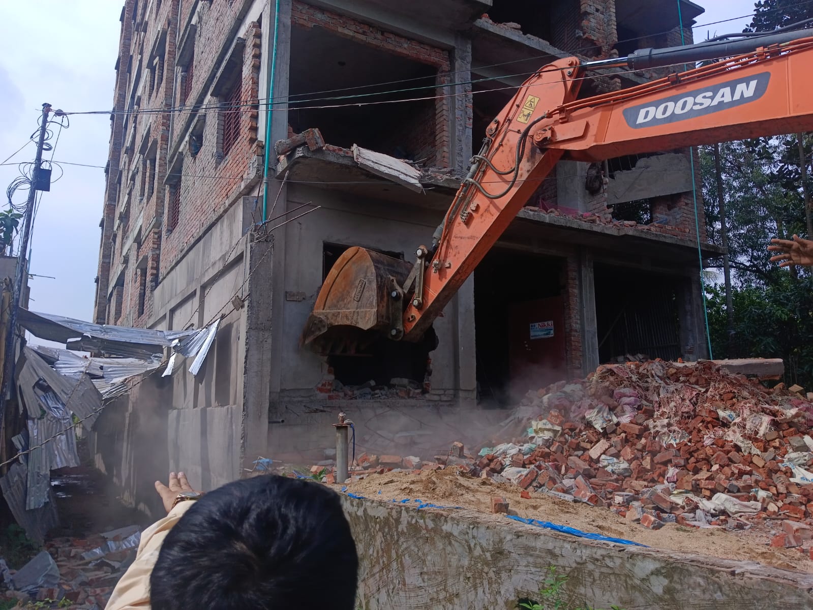 জাঙ্গালিয়া মৌজায় মোহাম্মদ জাহাঙ্গীর আলম গং কর্তৃক নির্মিত অবৈধ ইমারত অপসারণ কার্যক্রম