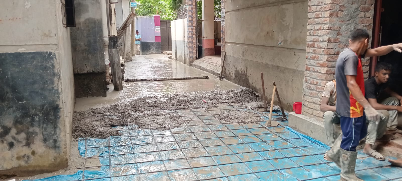 ০১-০৩ নং ওয়ার্ড কালিয়াজুরী সম্মানিত কাউন্সিলর কাউসার বেগম সুমি এর বাড়ির সামনের রাস্তা R.c.c ঢালাই
