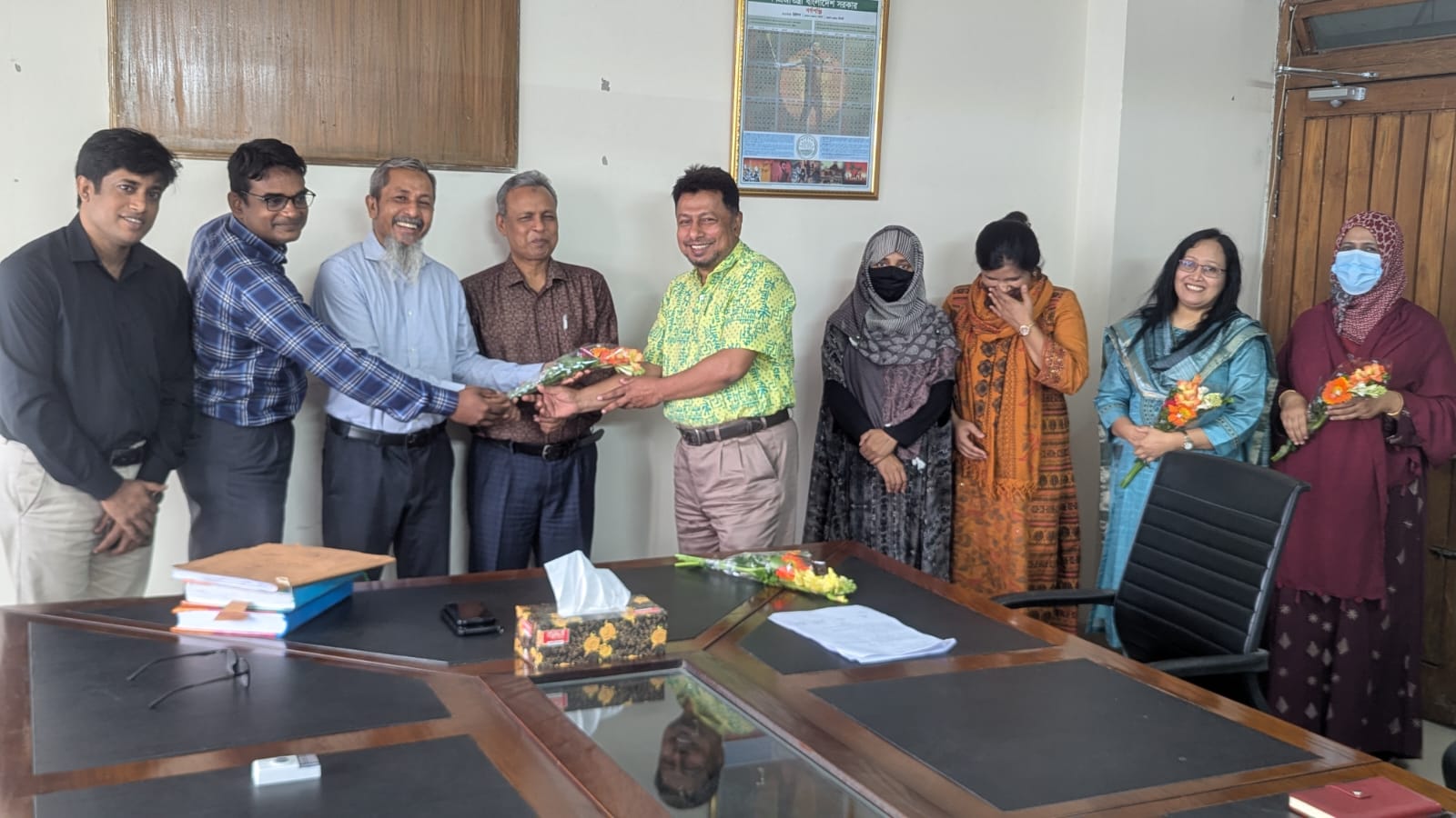 আঞ্চলিক পরিচালক হিসেবে যোগদানকৃত জনাব ড. মোহাম্মদ নাজমূল হুদা-কে ফুল দিয়ে বরণ।