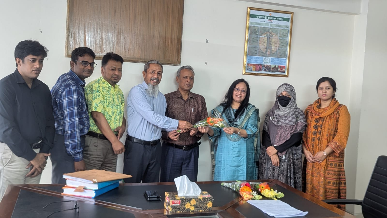 আঞ্চলিক পরিচালক হিসেবে যোগদানকৃত জনাব নাজমুস সাকিব-কে ফুল দিয়ে বরণ।