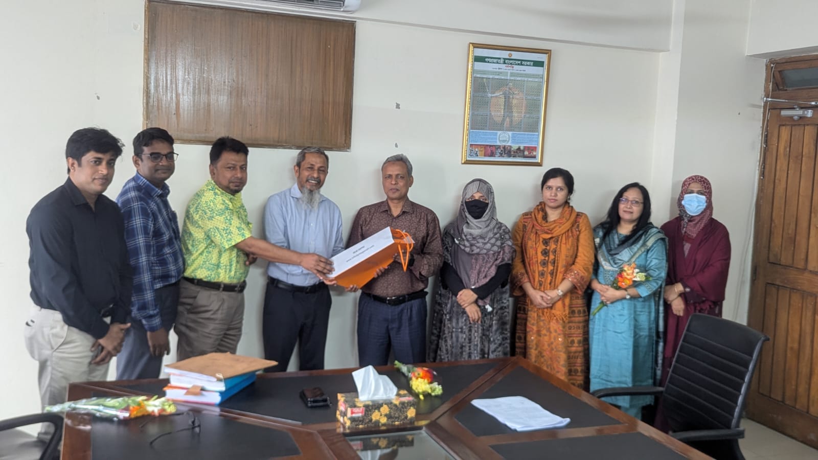 পরিচালক হিসেবে রাজশিাহী বেতারে পদায়িত হওয়ায় আঞ্চলিক পরিচালক জনাব হাসান আখতারের আন্তরিক বিদায়