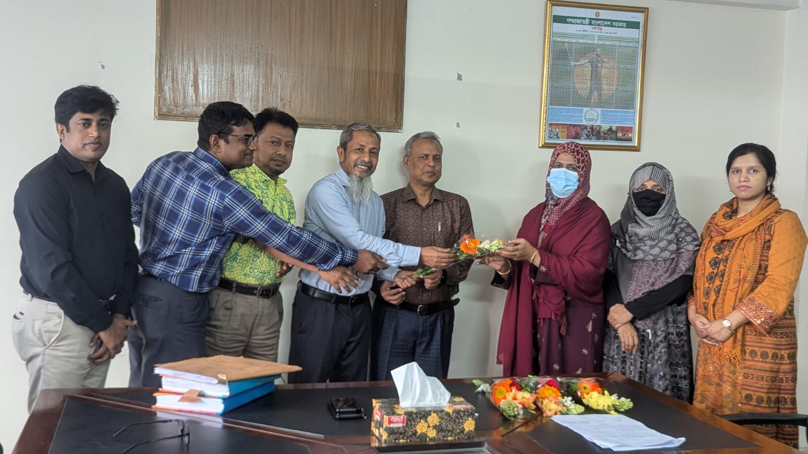 আঞ্চলিক পরিচালক হিসেবে যোগদানকৃত জনাব শাহনাজ বেগম-কে ফুল দিয়ে বরণ।
