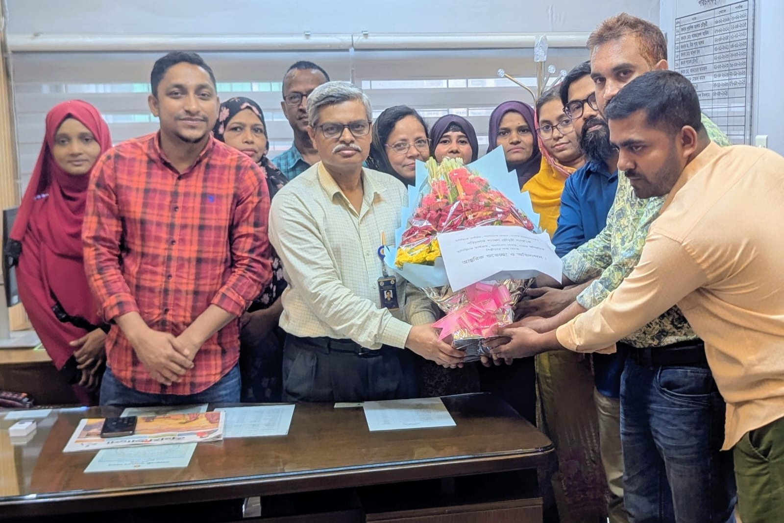 নতুন দায়িত্বপ্রাপ্ত পরিচালক শ্যামল চৌধুরী মহোদয়কেকে অনিয়মিত শিল্পীদের পক্ষ থেকে ফুলেল শুভেচ্ছা