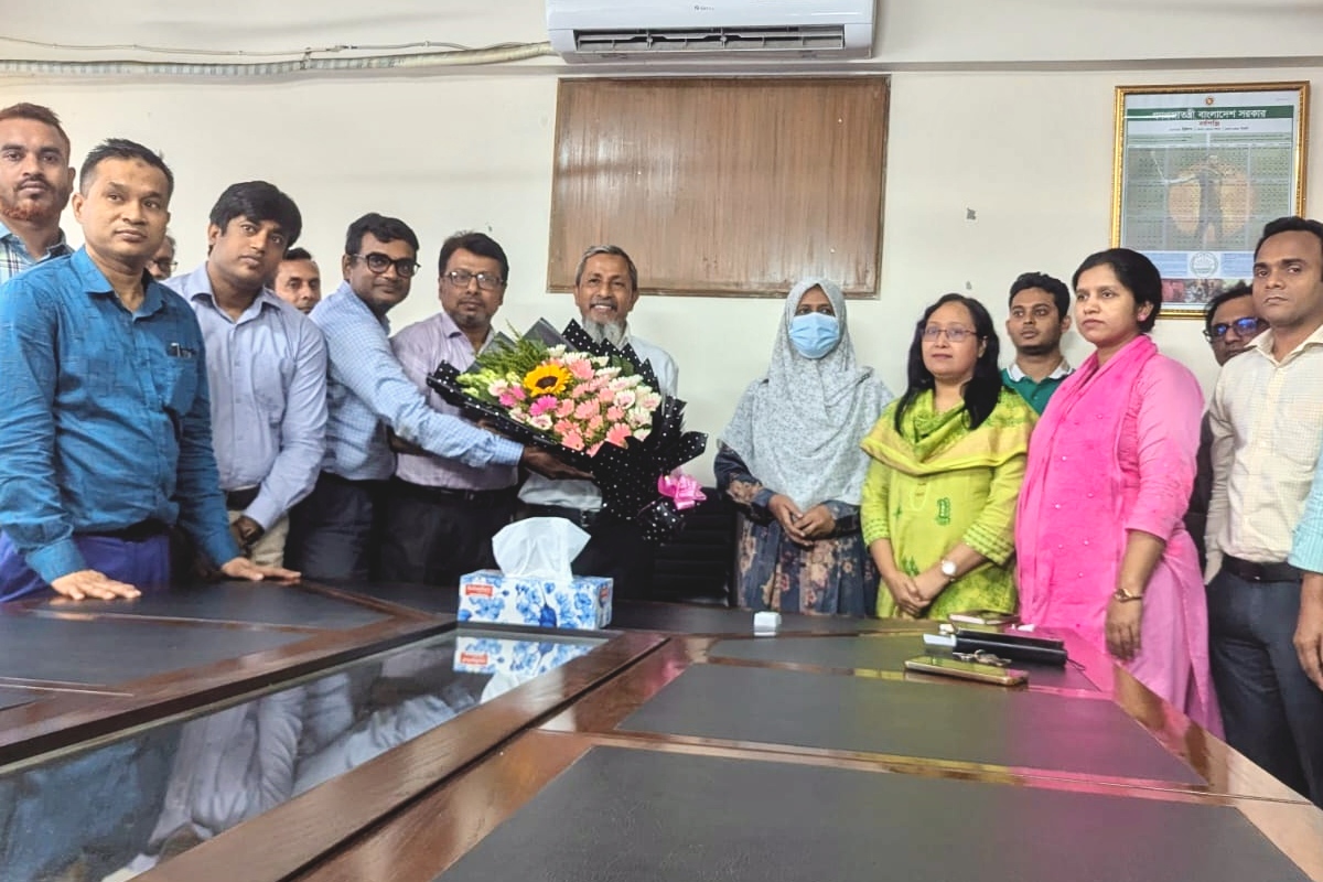 বিদায়ী পরিচালক মোঃ আরিফুল ইসলাম মহোদয়কে কর্মকর্তা-কর্মচারীদের পক্ষ থেকে বিদায়ী ফুলল শুভেচ্ছা প্রদান