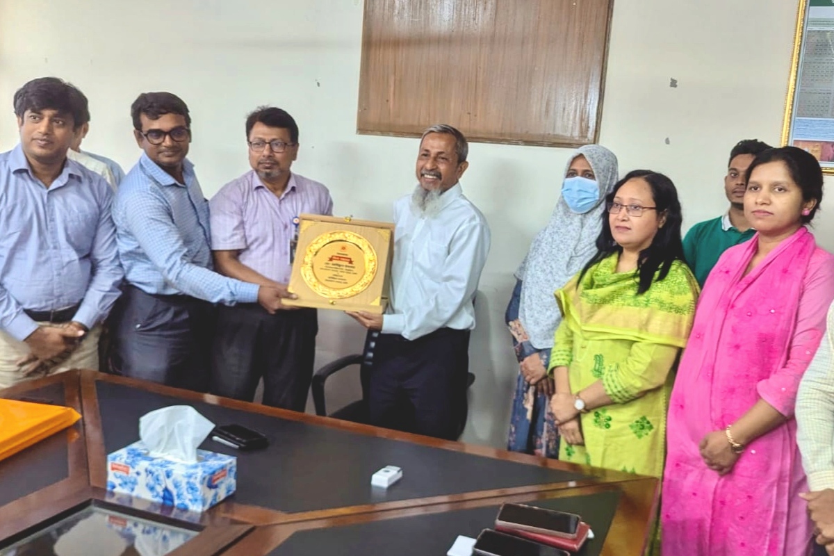 বিদায়ী পরিচালক মোঃ আরিফুল ইসলাম মহোদয়কেকে কর্মকরতাদের পক্ষ থেকে শুভেচ্ছা ক্রেস্ট প্রদান