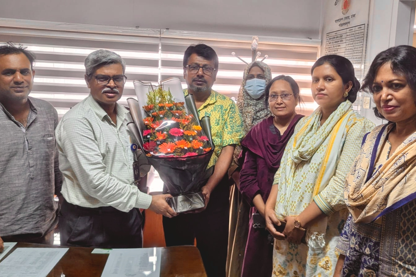 নতুন দায়িত্বপ্রাপ্ত পরিচালক শ্যামল চৌধুরী মহোদয়কে কর্মকর্তাবৃন্দের পক্ষ থেকে ফুলেল শুভেচ্ছা