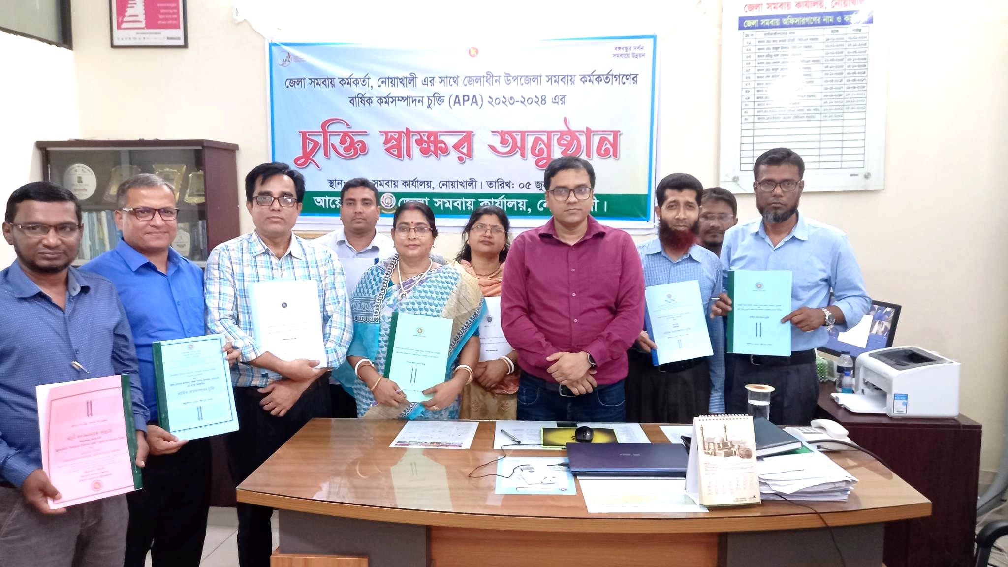 চুক্তি স্বাক্ষরের ফটোসেশন।
