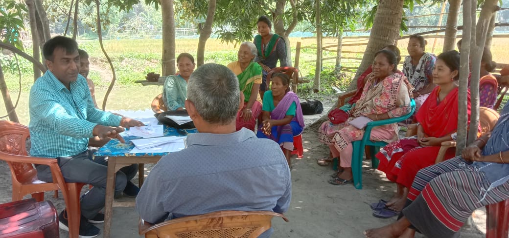 গারো সম্প্রদায়ের জীবন যাত্রার মান উন্নয়ন প্রকল্পের ঋণ আদায়ের ছবি