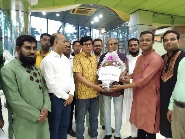 ফুল দিয়ে বরণ