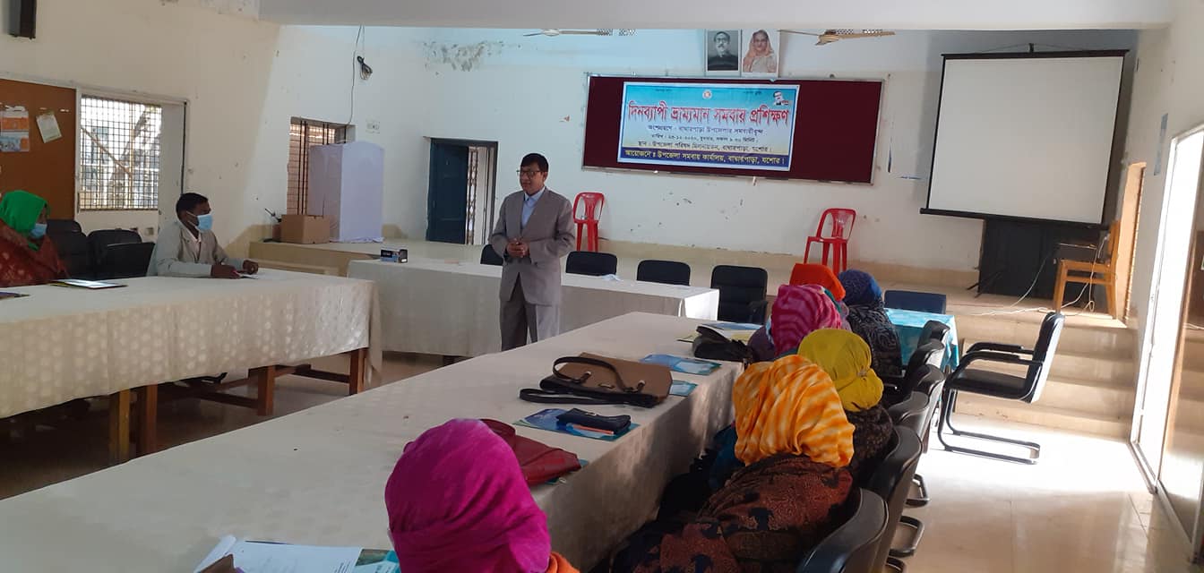 উপজেলা সমবায় অফিসার প্রশিক্ষণ প্রদান করছেন।