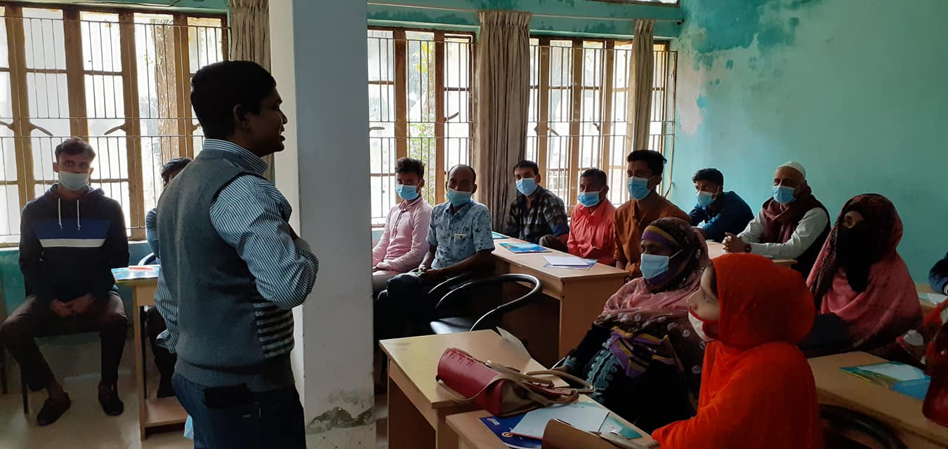 উপজেলা কৃষি অফিসার প্রশিক্ষণ প্রদান করছেন।