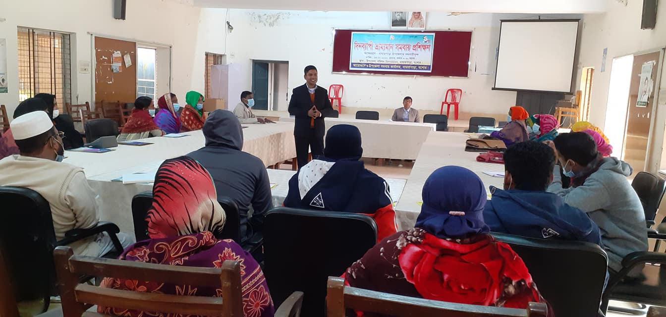 উপজেলা কৃষি কর্মকর্তা প্রশিক্ষণ প্রদান করছেন।