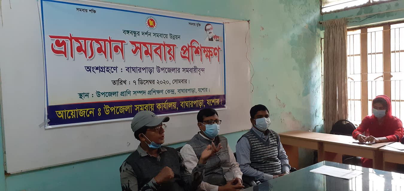 উপজেলা প্রাণি সম্পদ কর্মকর্তা প্রশিক্ষণ প্রদান করছেন।