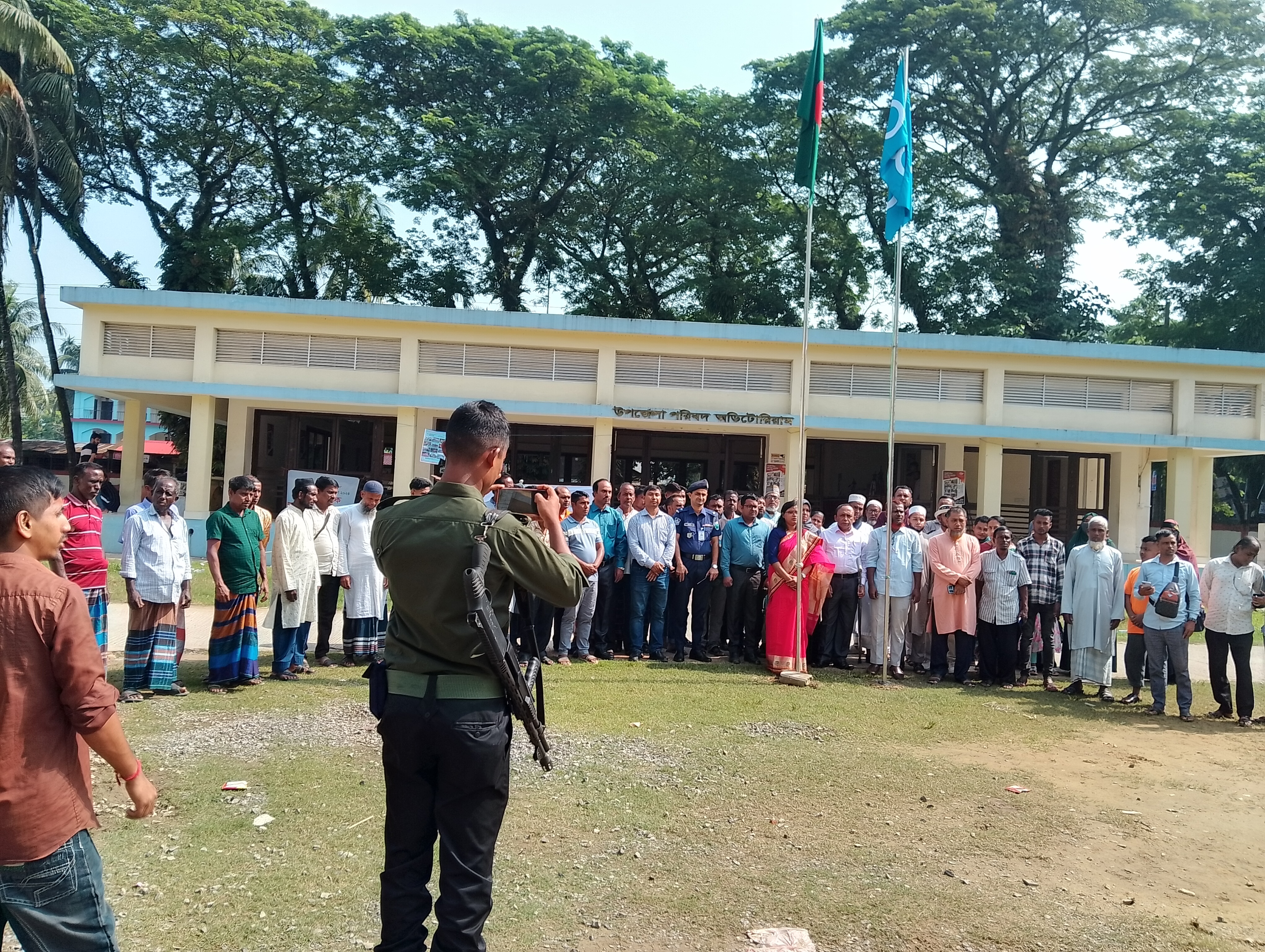 ৫৩তম জাতীয় সমবায় দিবসে জাতীয় পতাকা ও সমবায় পতাকা উত্তোলনের ছবি।