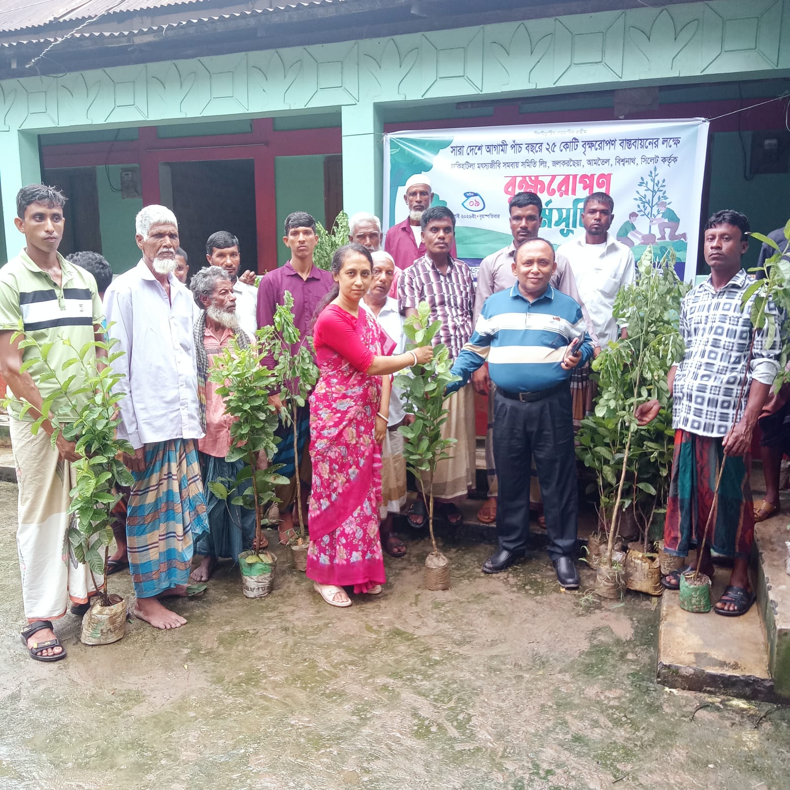 মাননীয় প্রধান মন্ত্রী সারা দেশে আগামী ৫ বছরে ২৫কোটি বৃক্ষ রোপন বাস্তবায়ন কর্মসূচীর আওতায় ফকিহ টিলা মৎস্যজীবী সমবায় সমিতি লি: এর ১০০টি চারা সদস্যদের মধ্যে বিতরণ দৃশ্য।