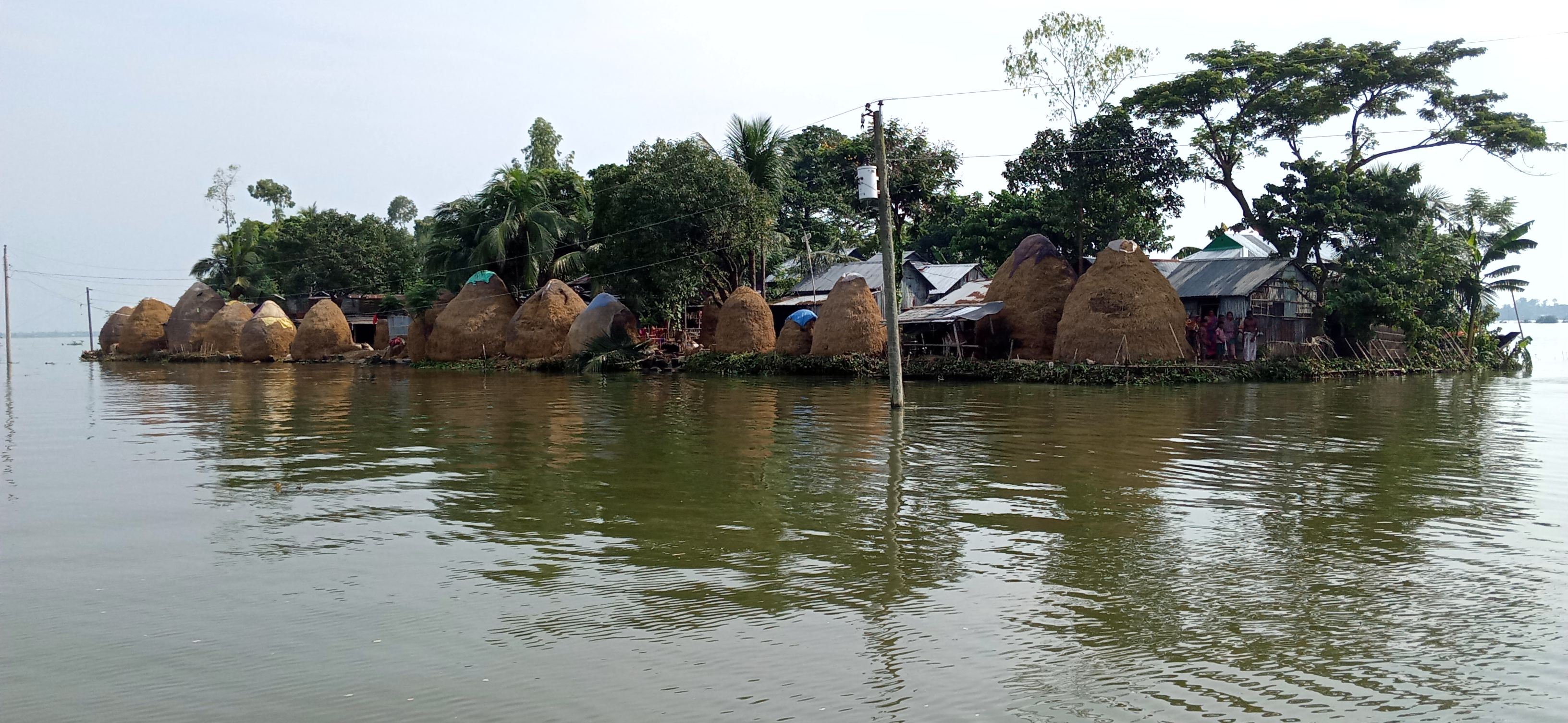 দিরাইয়ের হাওরপাড়ের গ্রাম