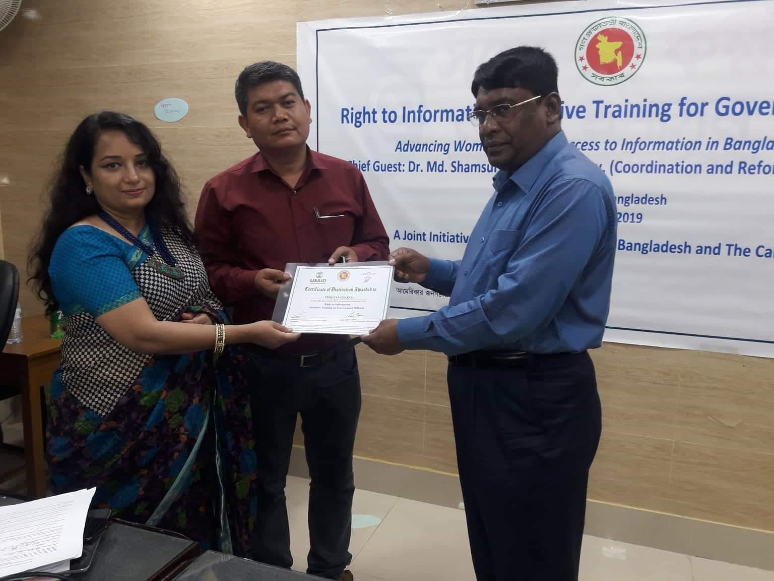 জেলা প্প্রশাসক মহোদয়ের নিকট হতে প্রশিক্ষণ সনদ গ্রহণ।