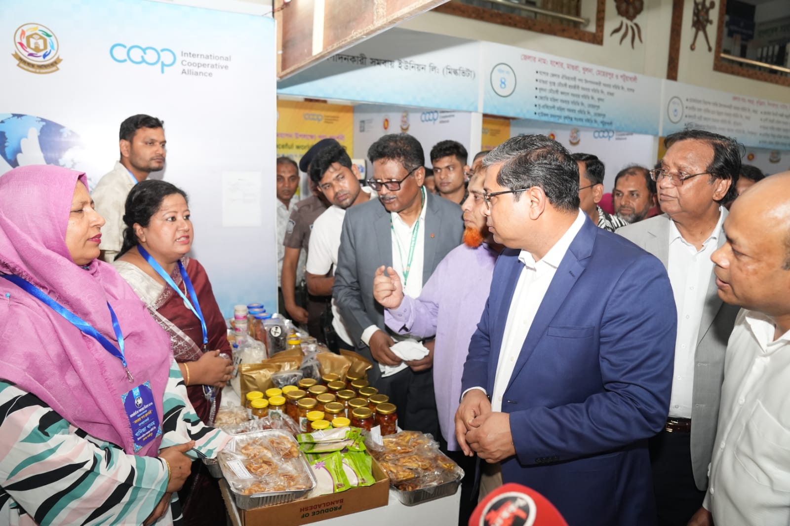 সমবায়ীদের উৎপাদিত পণ্য পরিদর্শন করছেন মাননীয় প্রতিমন্ত্রী মহোদয়।