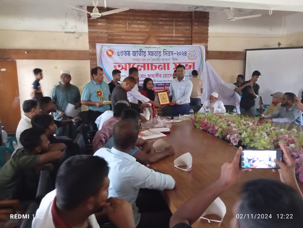 সমবায়ীদের ক্রেস প্রদান।