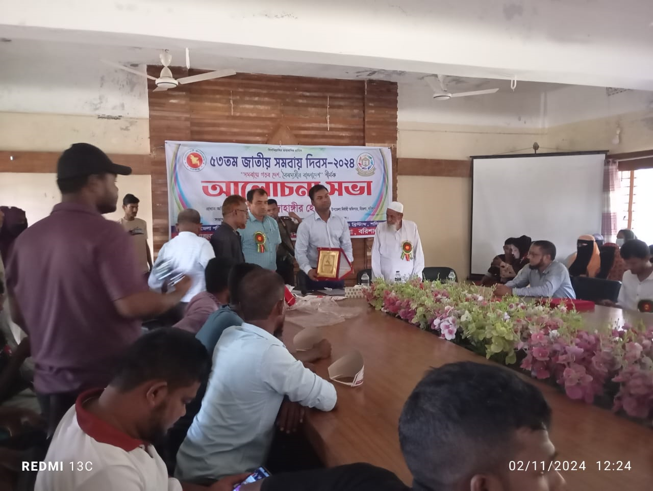 প্রধান অতিথিকে ক্রেস প্রদান।