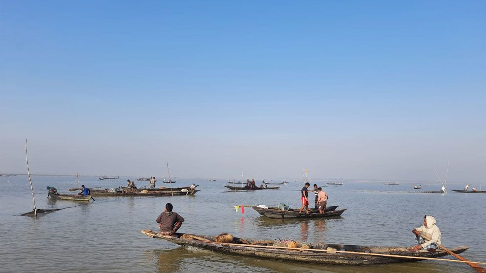 হাওরে মাছ ধরা দৃশ্য