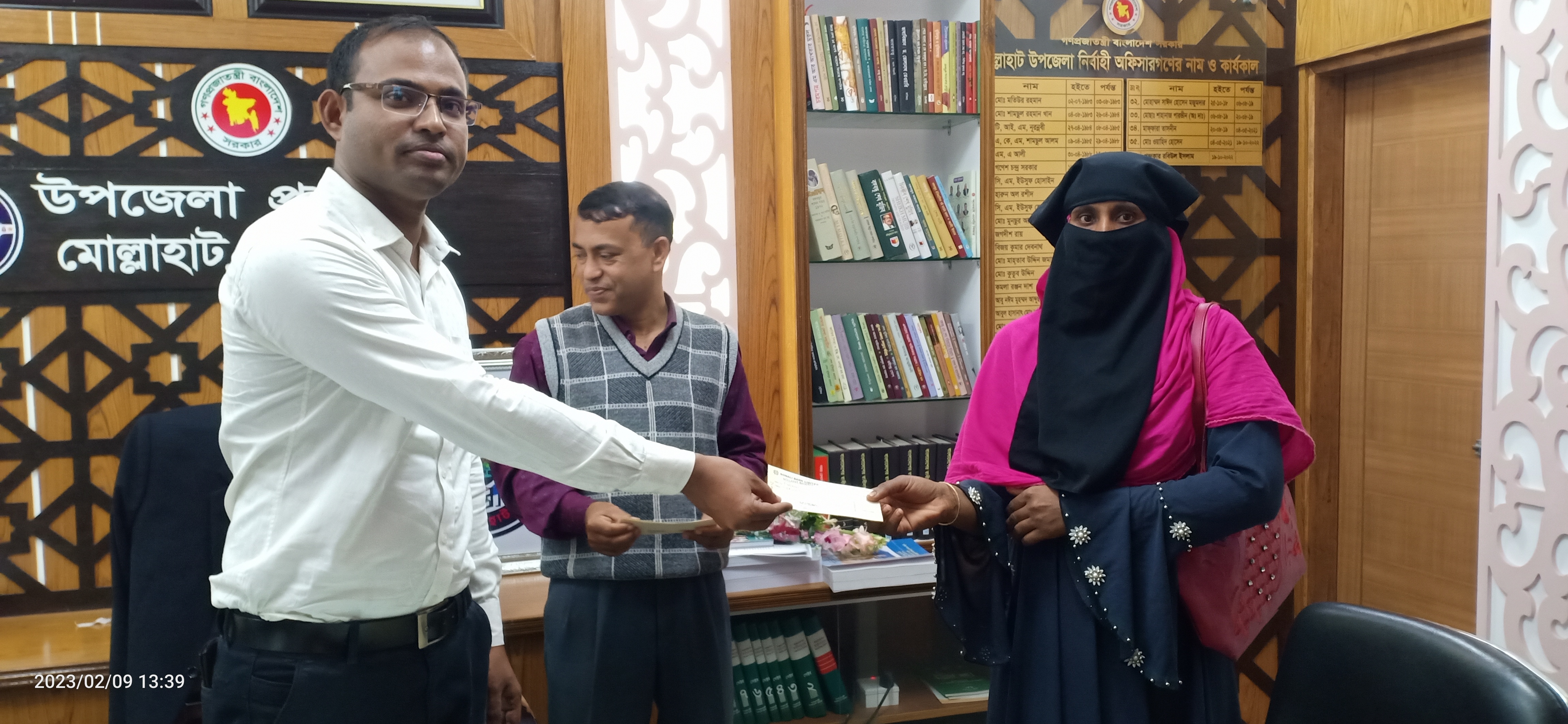 উন্নতজাতের গাভী পালনের মাধ্যমে সুবিধাবঞ্চিত মহিলাদের জীবনযাত্রার মান ‍উন্নয়ন শীর্ষক প্রকল্পে সুবিধাভোগী সদস্যের মাঝে ঋণের চেক বিতরণ