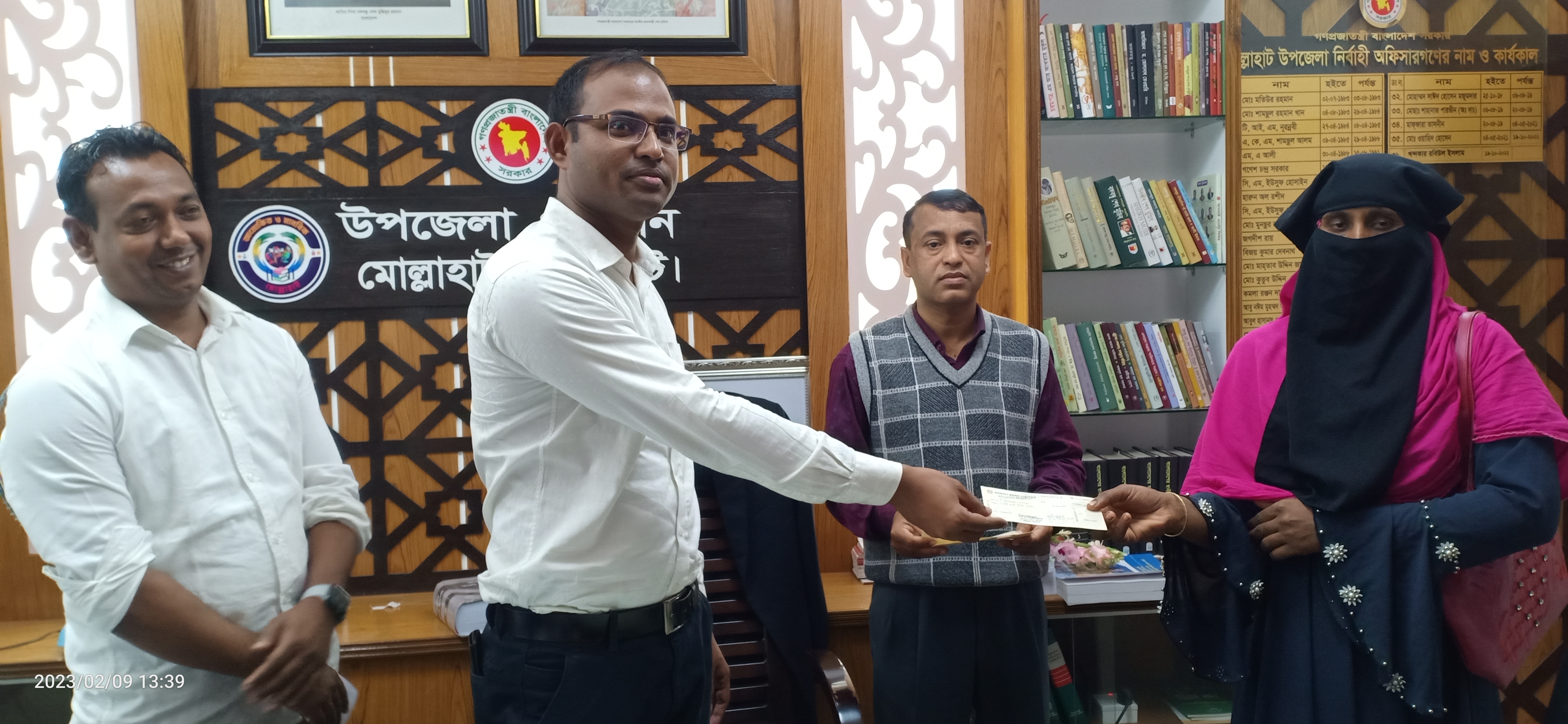 উন্নতজাতের গাভী পালনের মাধ্যমে সুবিধাবঞ্চিত মহিলাদের জীবনযাত্রার মান ‍উন্নয়ন শীর্ষক প্রকল্পে সুবিধাভোগী সদস্যের মাঝে ঋণের চেক বিতরণ