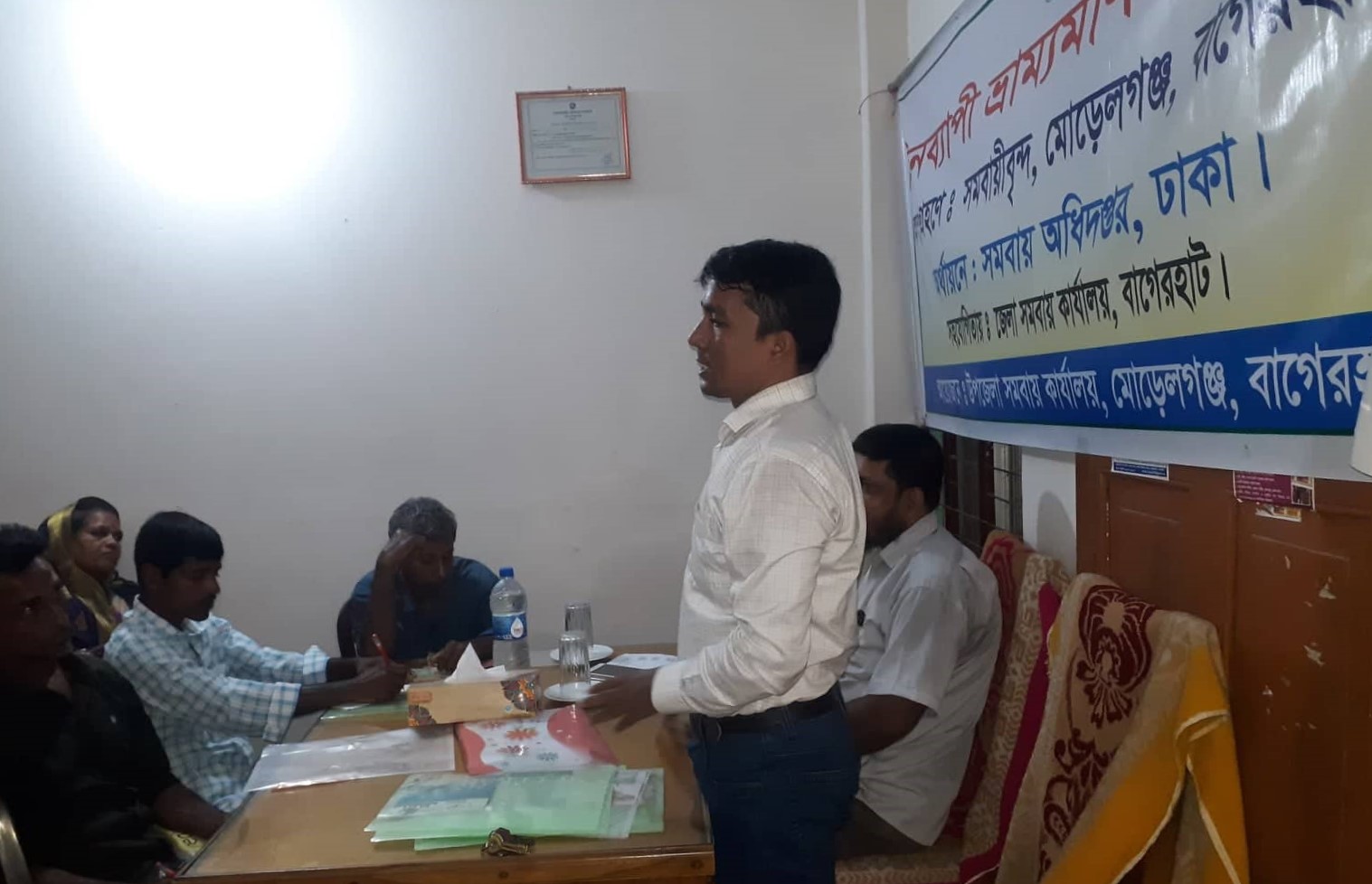 উপজেলা সিনিয়র মৎস্য কর্মকর্তা প্রশিক্ষণ প্রদান করছেন।