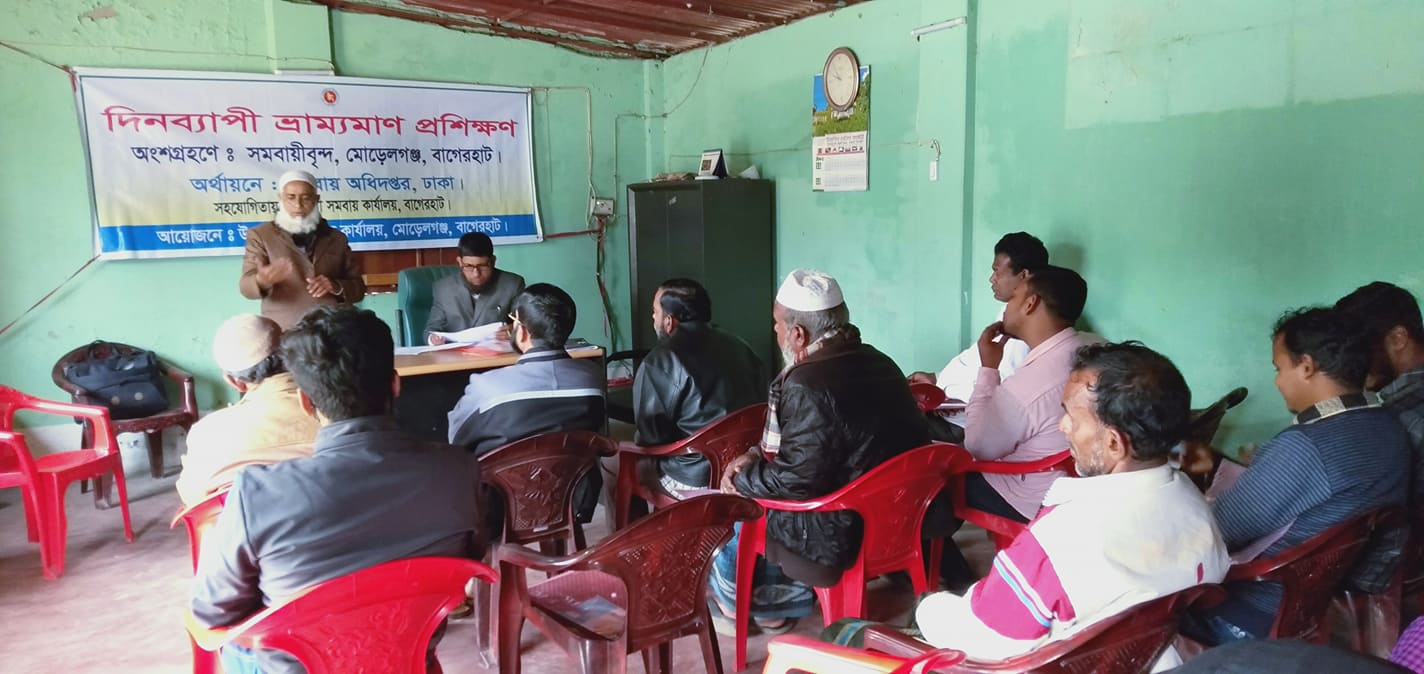 স্বাস্থ্য পরিদর্শক প্রশিক্ষণ প্রদান করছেন।