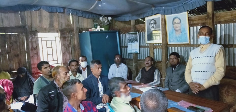 স্বাস্থ্য পরিদর্শক প্রশিক্ষণ প্রদান করছেন।