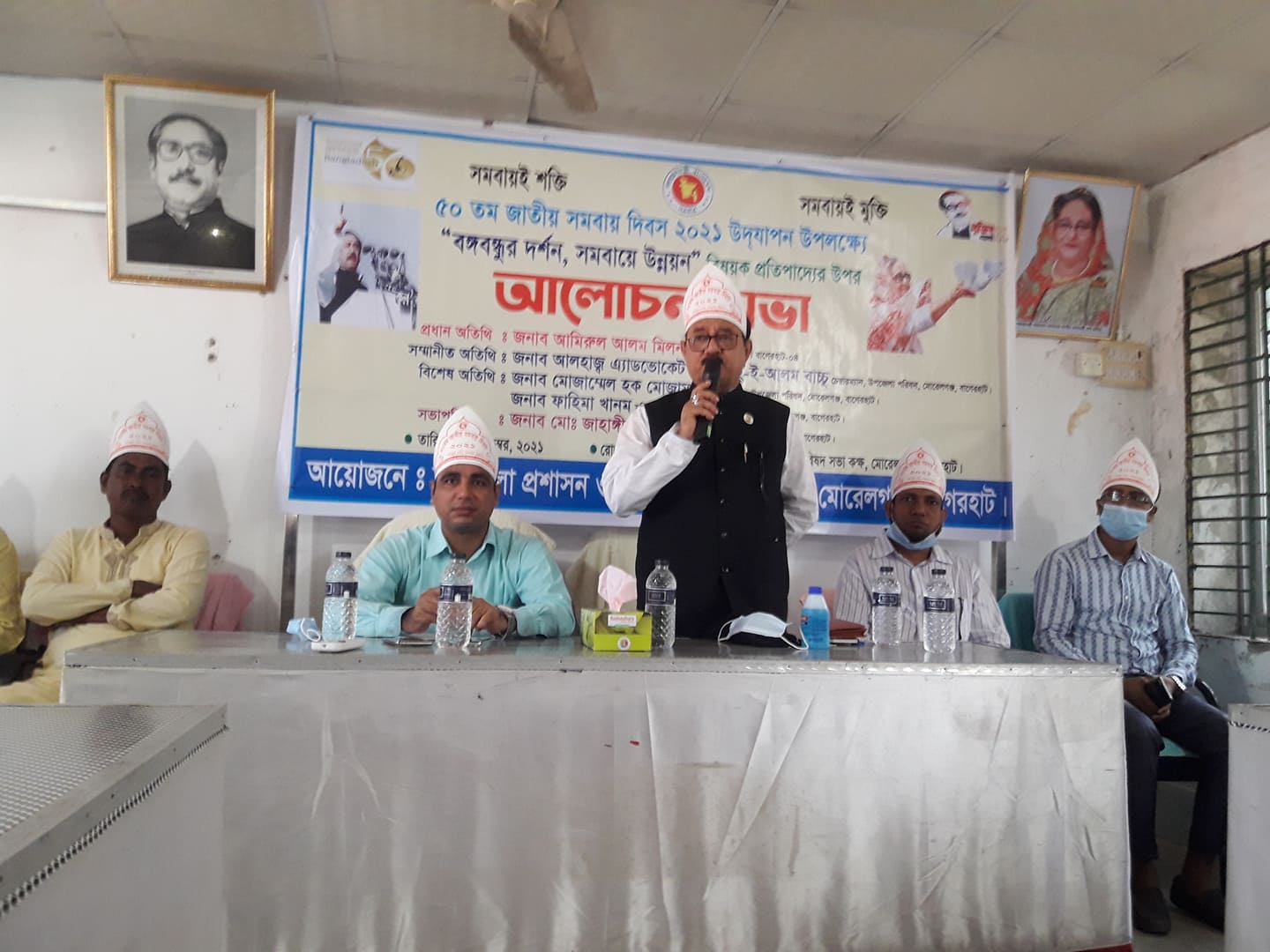 মাননীয় সংসদ সদস্য বক্তব্য প্রদান করছেন।