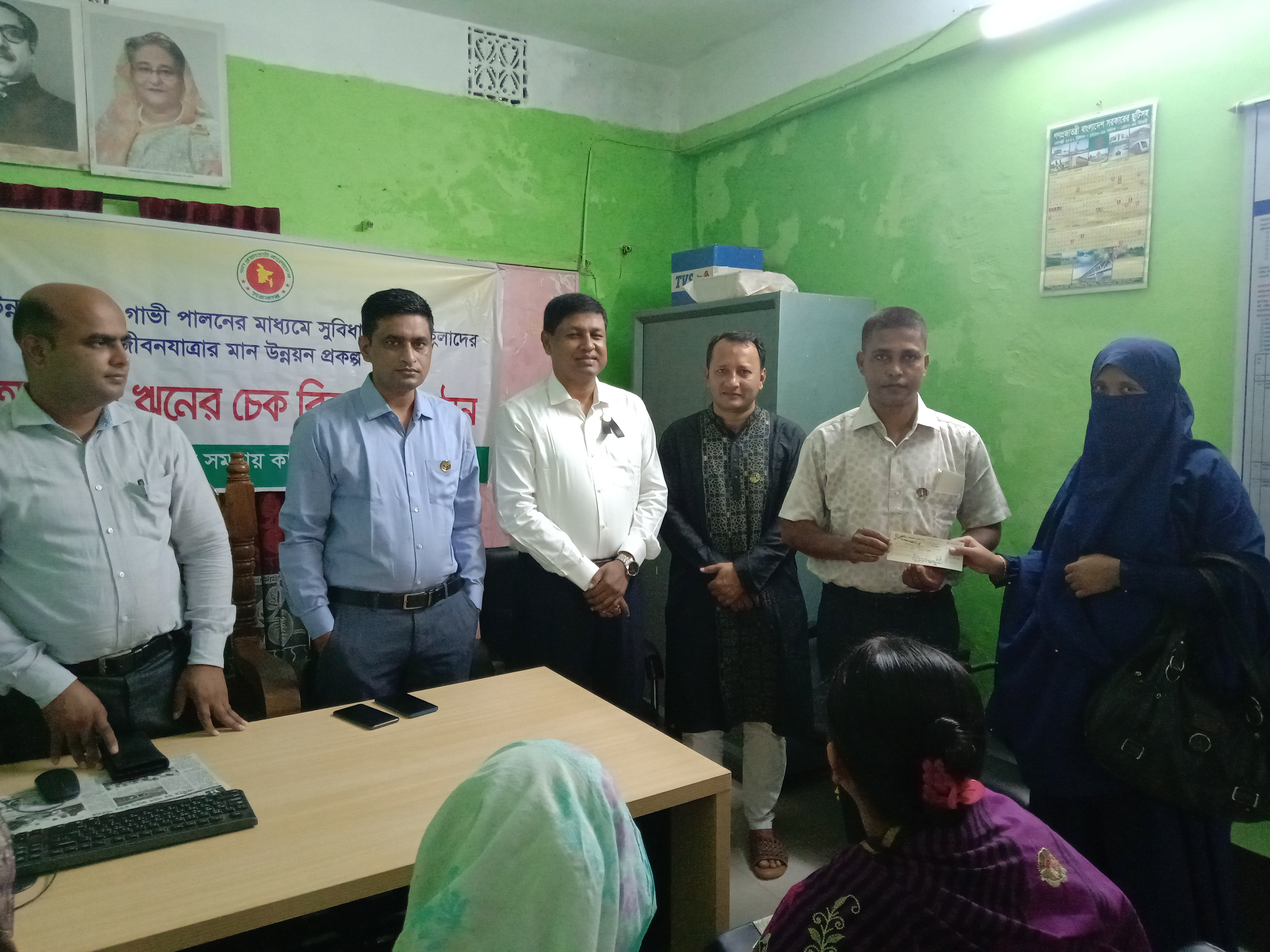 ১৪ই আগষ্ট ২০২২খ্রি. তারিখে উন্নত জাতের গালী পালনের মাধ্যমে সুবিধাবঞ্চিত মহিলাদের মান উন্নয়ন র্শীষক প্রকল্পের ঋণের চেক বিতরণ