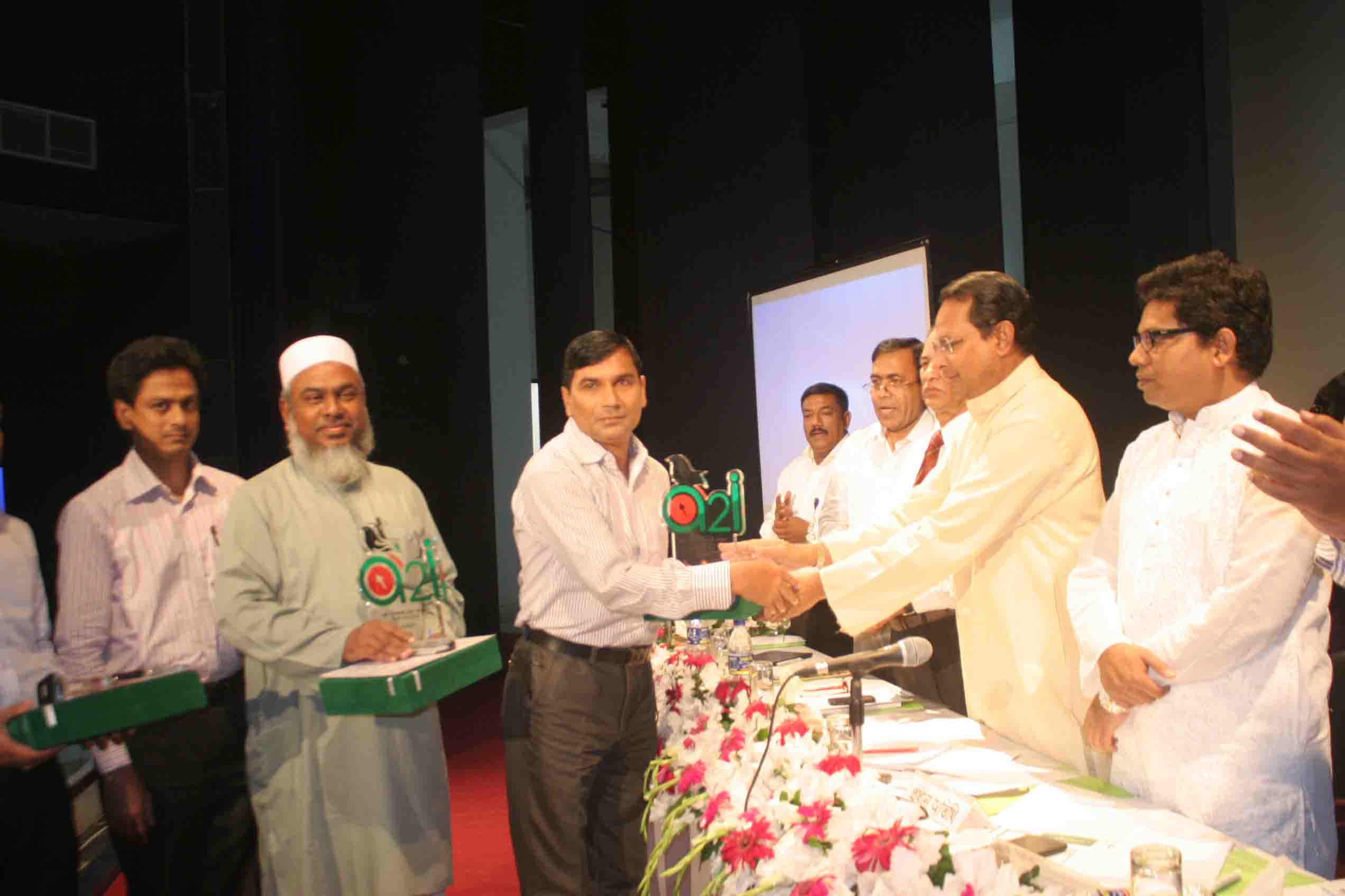 দেশের শ্রেষ্ট বাতায়ন সদর উপজেলা শ্রেষ্ট দপ্তরগুলোর মধ্যে সমবায়ের পুরুষ্কার নিচ্ছেন সমবায় প্রধান।