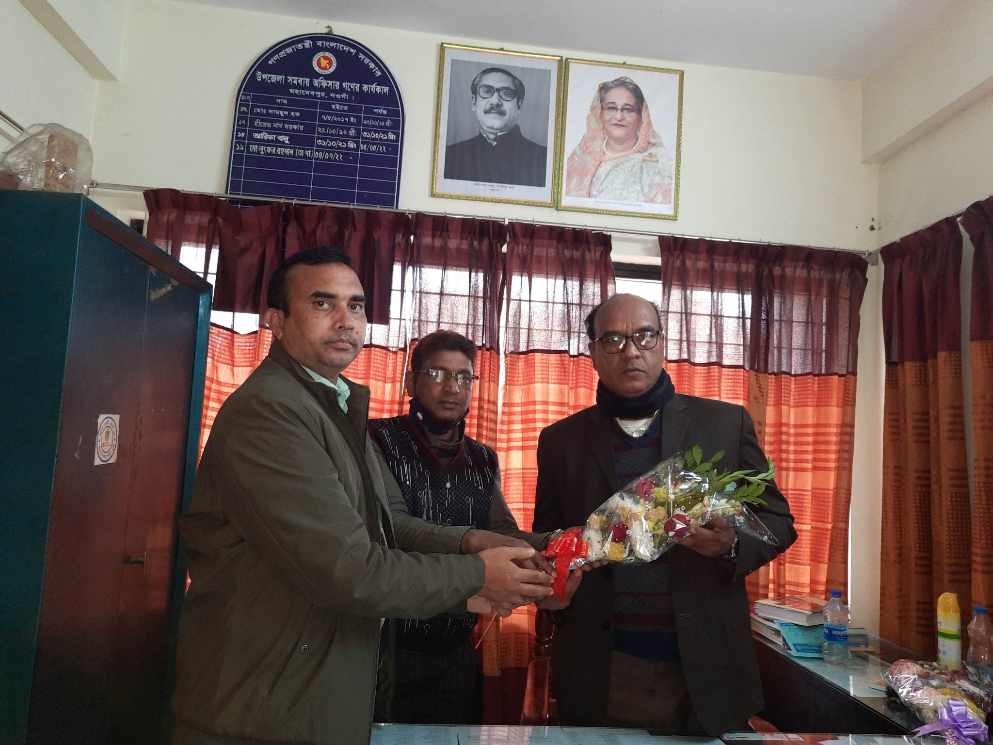 জনাব মোঃ জাহাংগীর আলম, উপজেলা সমবায় অফিসার হিসেবে, মহাদেবপুর, নওগাঁ যোগদান করায় মহোদয় কে ফুলের তোড়া দিয়ে বরণের স্থিরচিত্র।
