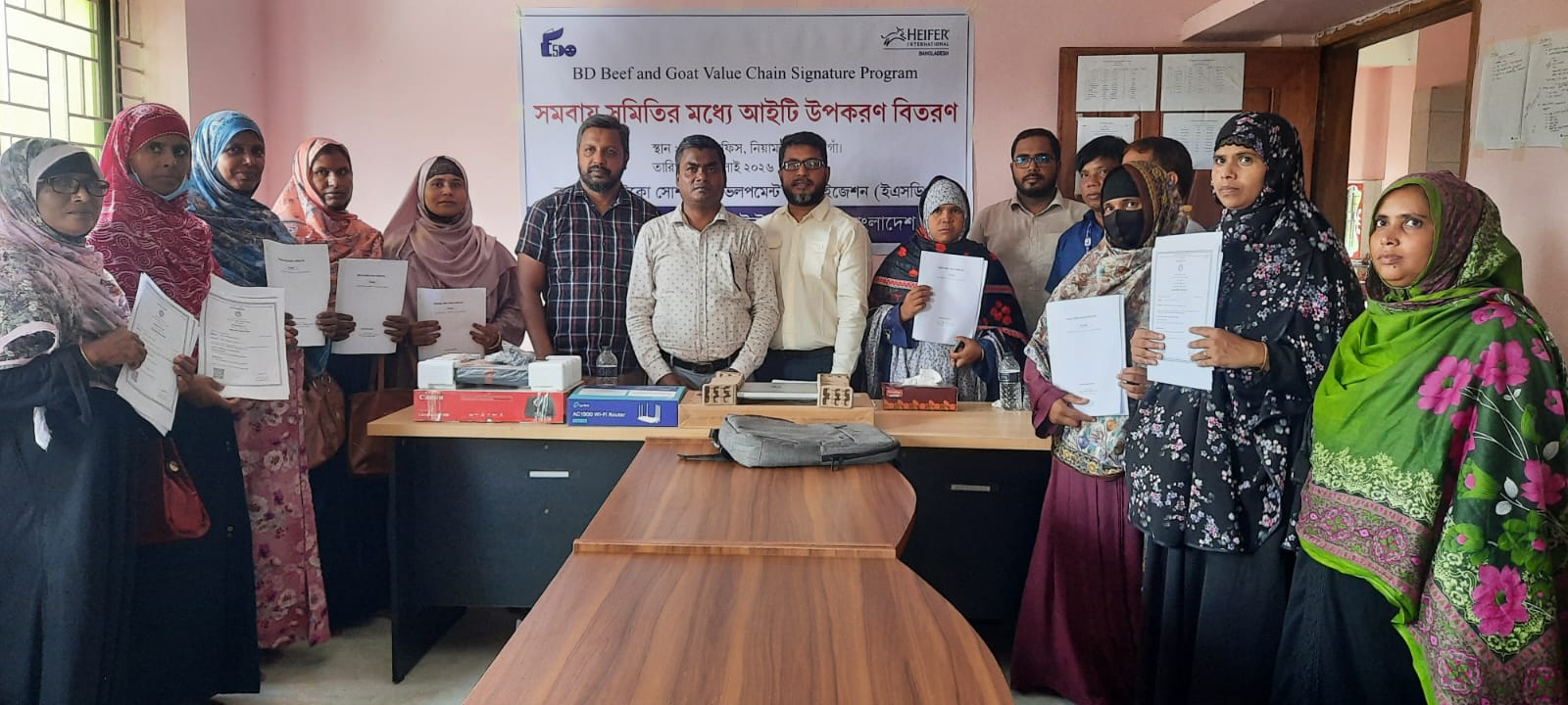 নিয়ামতপুর উপজেলাধীন ৮টি মহিলা সমবায় সমিতির মধ্যে আইটি উপকরণ বিতরণের স্থির চিত্র