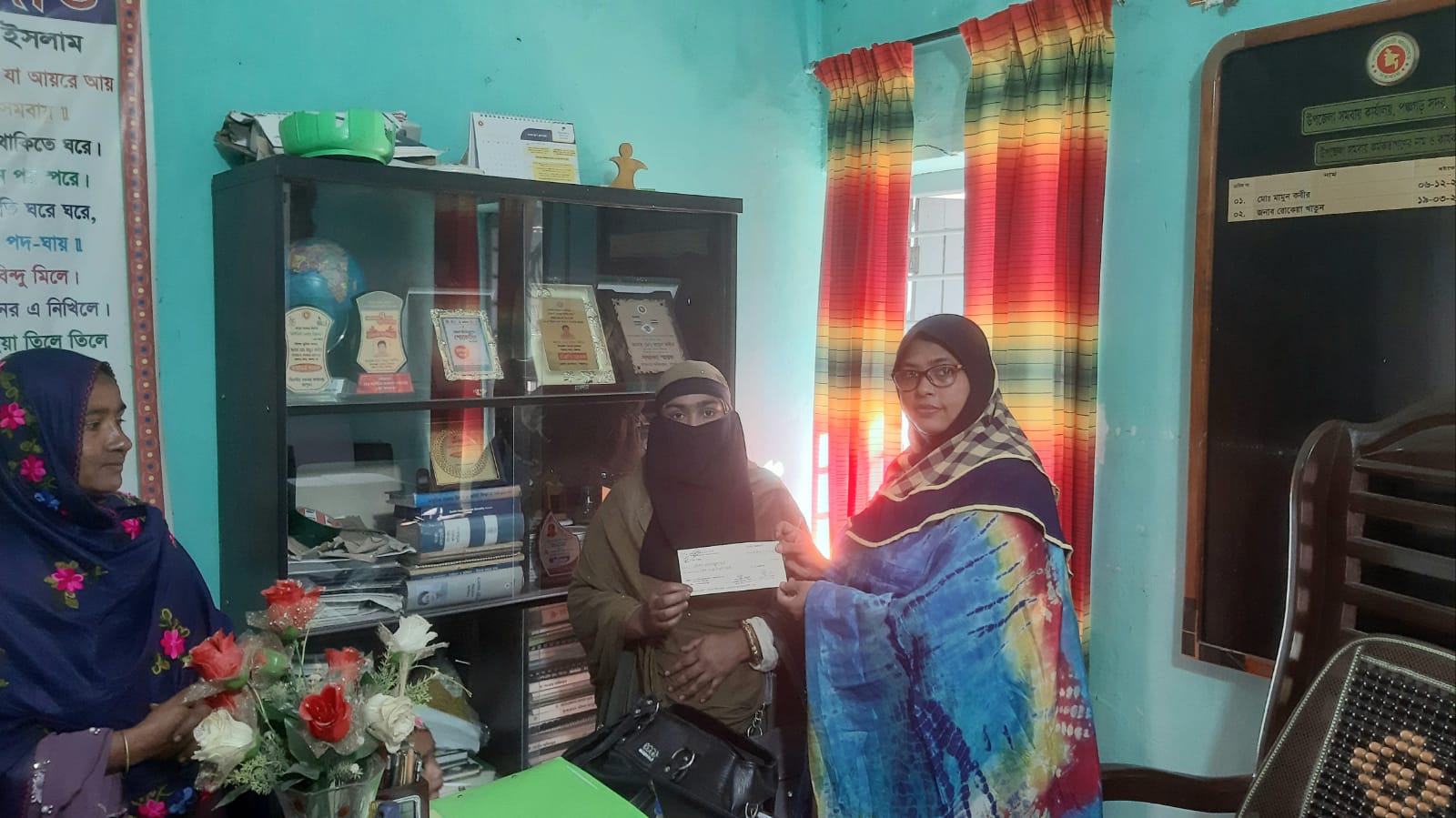 ঋণের চেক বিতরণ