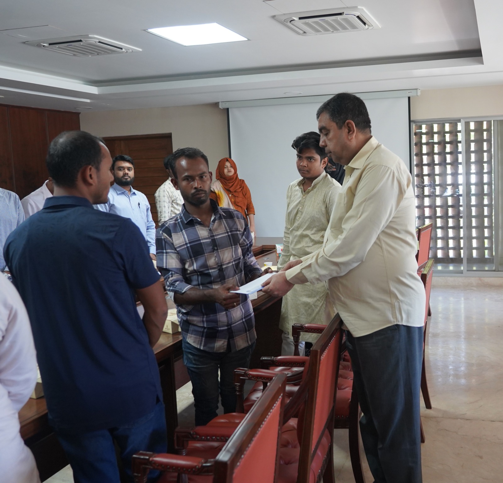 কক্সবাজার উন্নয়ন কর্তৃপক্ষের উদ্যোগে জুলাই-আগষ্ট অভ্যুত্থানের শহীদ পরিবারের সাথে মতবিনিময়