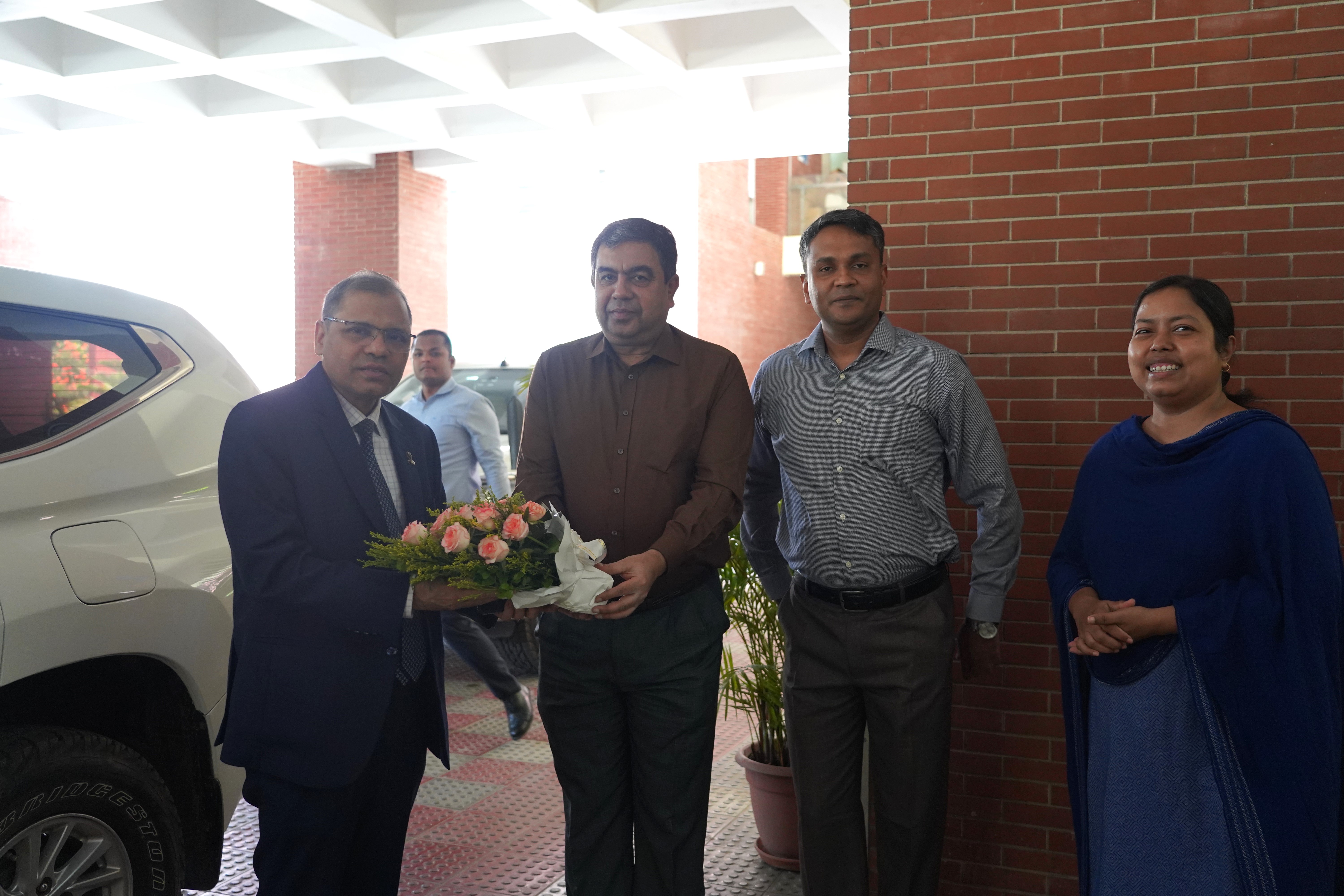 সচিব মহোদয়কে ফুল দিয়ে স্বাগত জানাচ্ছেন কউক চেয়ারম্যান মহোদয়