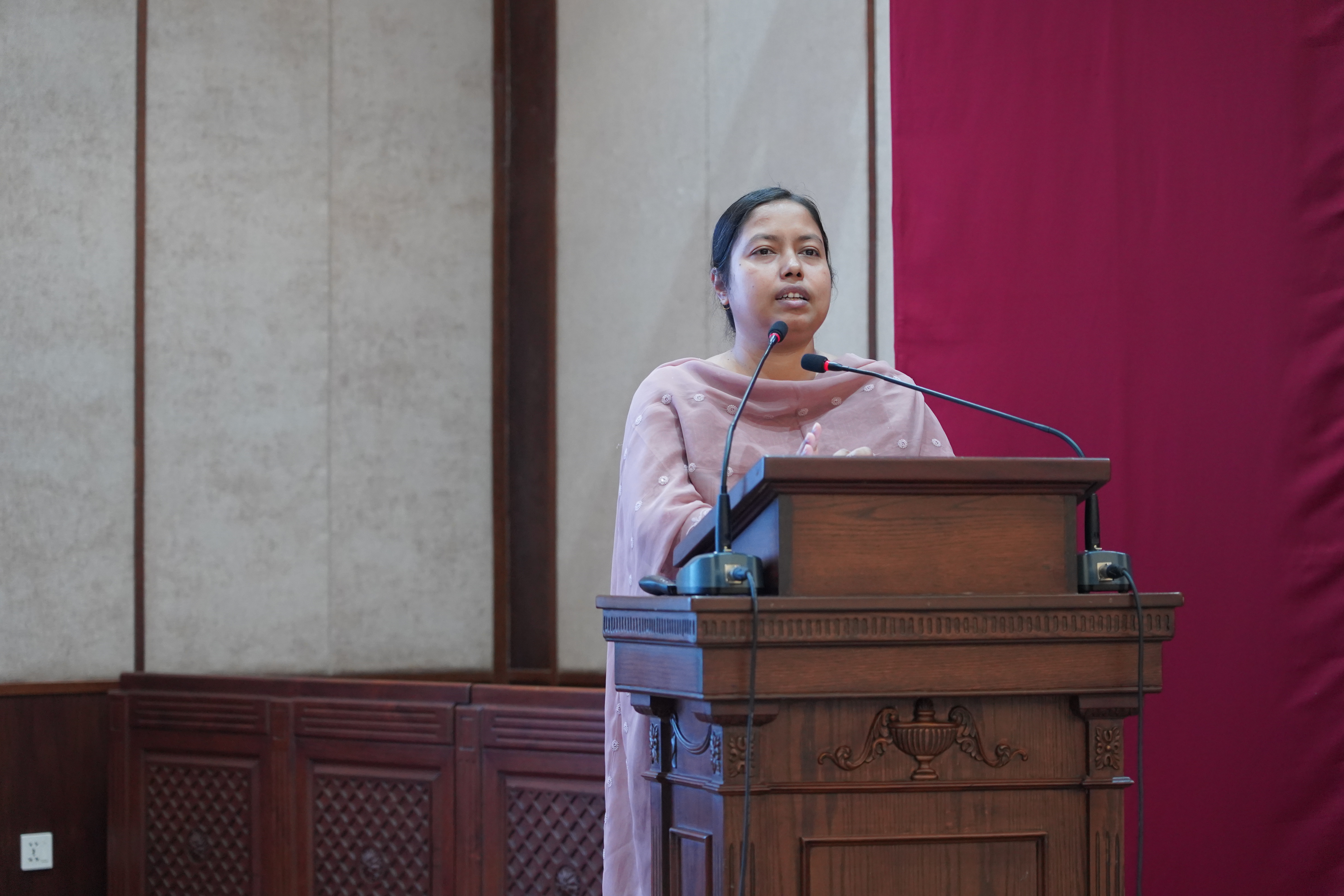 “কক্সবাজারে পর্যটনশিল্প বিকাশে যুব সমাজের ভূমিকা” শীর্ষক সেমিনারে বক্তব্য রাখছেন সানজিদা বেগম, সচিব (সিনিয়র সহকারী সচিব), কউক।