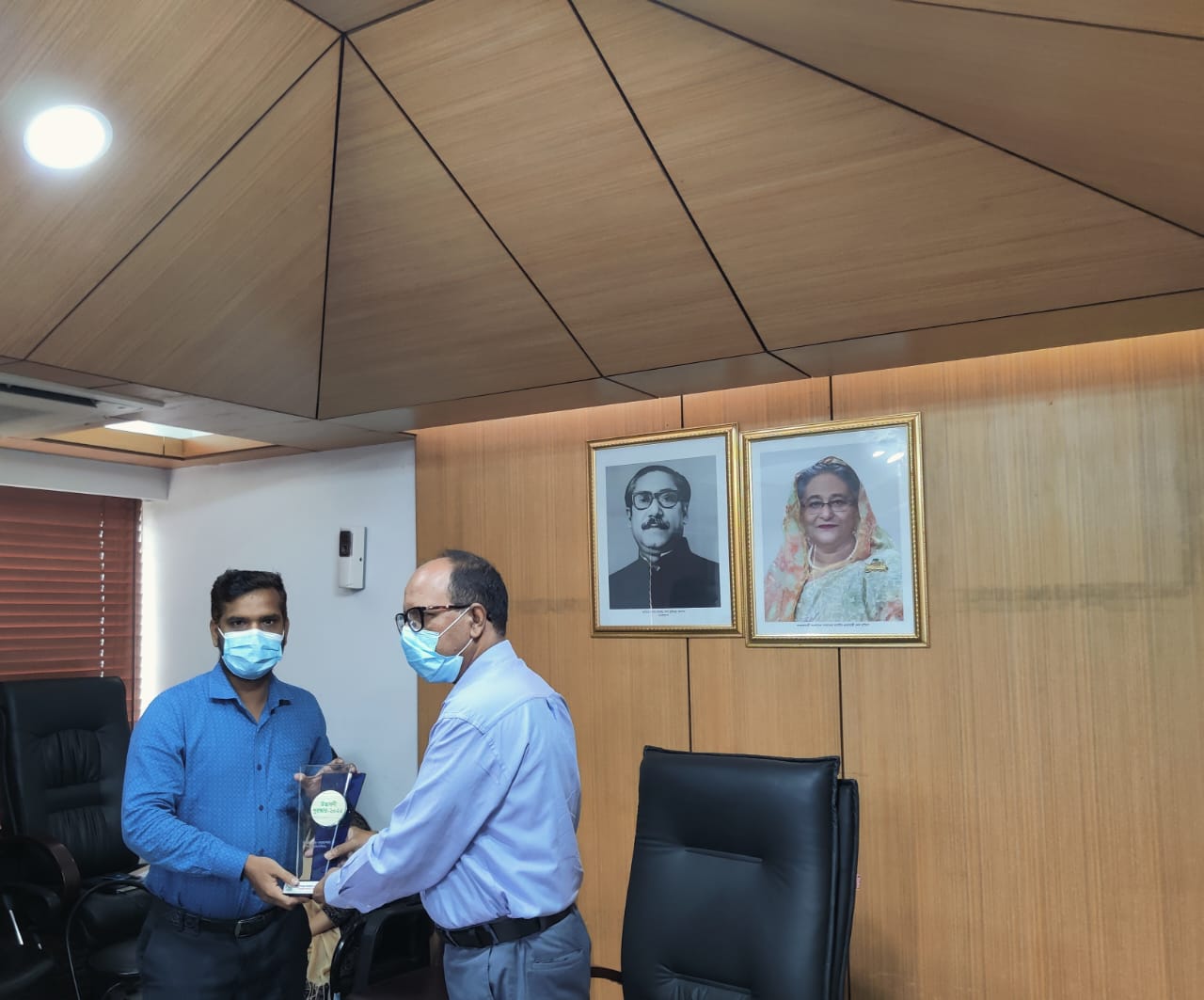 ক্রেস্ট ও পুরস্কার প্রদান