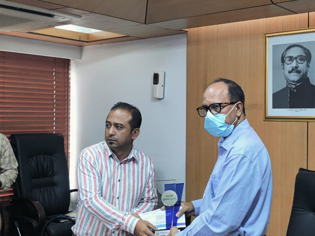 ক্রেস্ট ও পুরস্কার প্রদান