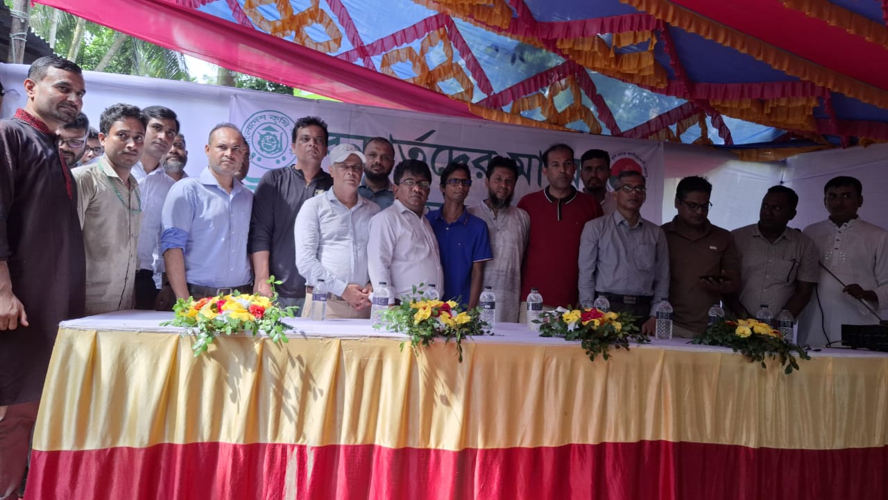 ত্রাণ সামগ্রী বিতরণ